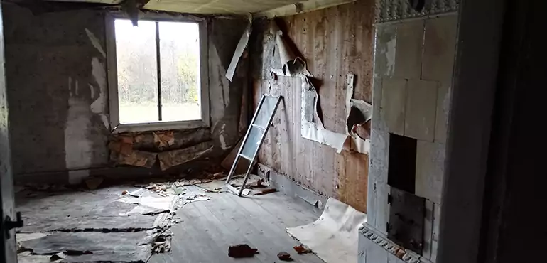 Why Selling a Distressed House Through Traditional Methods Fails in Corona